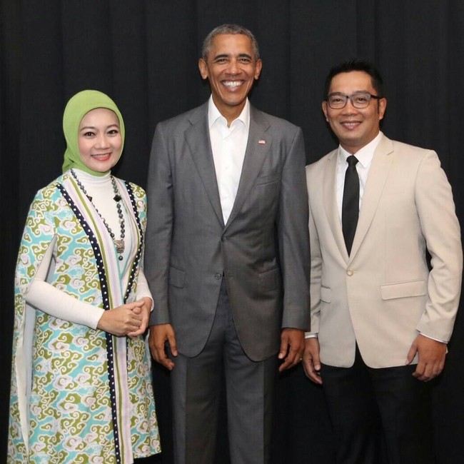 Tak hanya cantik, gaya hijab dan busana Atalia kerap jadi sorotan. Teh Lia, sapaan akrabnya juga punya gaya yang khas seperti pemakaian hijab segi empat polos dan pemilihan busana berwarna cerah. Foto: Instagram/Ataliapr