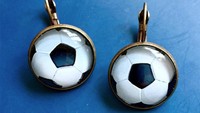 Anting ini dibuat dengan motif bola sepak (instagram @antikshow). Foto: Dok. Themoscowtimes.com