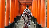 Di saat kunjungannya ke Jepang, Vlada juga mengabadikan momennya berfoto di Kuil Fushimi Inari. Gerbang merah ini memang memikat traveler dunia untuk berfoto-foto saat liuran ke Jepang. (vladaroslyakova/Instagram)