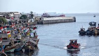 Setelah satu pekan libur lebaran, para nelayan ini mulai kembali beraktivitas. Tak hanya mempersiapkan peralatan untuk melaut tetapi juga menjajakan jasa untuk mengantar para wisatawan ke tengah laut atau menyeberang pulau menikmati keindahan alam.