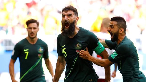 Mile Jedinak mencetak gol penyama kedudukan lewat penalti.