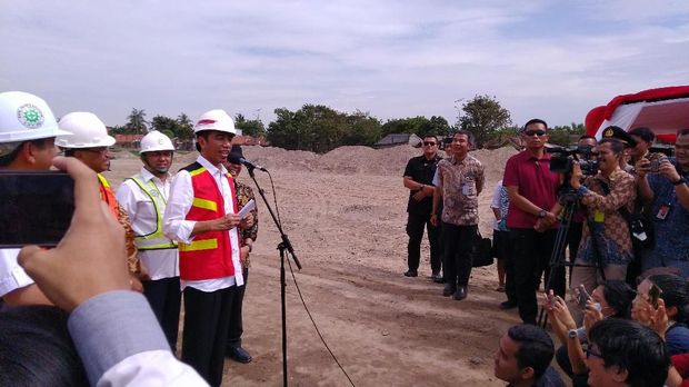  Jokowi pun menjelaskan bahwa Soetta merupakan bandara tersibuk di Indonesia
