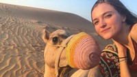 Vlada juga membagikan keseruan berfoto dengan unta saat berliur di Dubai. (vladaroslyakova/Instagram)