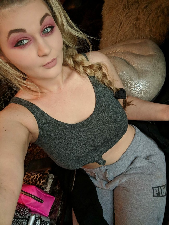 Sampai aku pertama kali meminum urine anjingku, aku dulu depresi, aku sedih, dan aku punya jerawat yang parah. Urine anjing punya vitamin A, vitamin E di dalamnya, itu juga mengandung 10 gram kalsium dan terbukti dapat membantu menyembuhkan kanker, lanjut Lynn. Foto: Facebook Lynn Lew