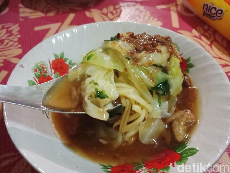 Mie Ongklok Pak Muhadi: Hangat Kemepul, Mie Ongklok dan Sate Sapi Khas Wonosobo Mie Ongklok Pak Muhadi: Hangat Kemepul, Mie Ongklok dan Sate Sapi Khas Wonosobo