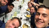 Di Barcelona, Dybala makan bersama teman-teman satu timnya. Saat wefie, wajahnya paling besar tuh, hihihi... Foto: Instagram paulodybala