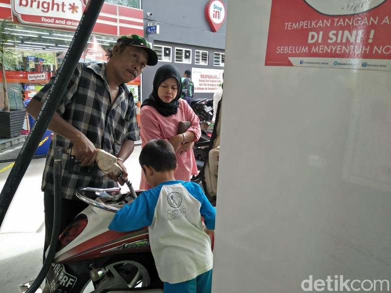 Pengendara mengisi sendiri BBM di SPBU Self Service Pertamina, Jakarta. Foto: Ruly Kurniawan Pengendara mengisi sendiri BBM di SPBU Self Service Pertamina, Jakarta. Foto: Ruly Kurniawan