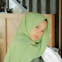 Salah satu gaya hijab Nissa yang paling ikonik adalah gaya pashmina di video klip Ya Habibal Qolbi. Gayanya yang feminin dengan aksesori anting diikuti banyak orang. Foto: Instagram/nissa_sabyan