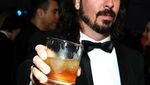 Begini Keceriaan Dave Grohl Saat Makan Pancake hingga Ngopi