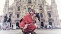 Mereka terlihat sangat happy kala berpose di Duomo di Milano. Dok. Instagram/gisel_la