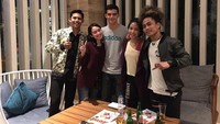 Cio memang akrab dan punya banyak teman. Ngumpul bareng di kafe yang nyaman, ditemani beberapa minuman dingin jadi cara Cio bertemu teman. Foto: Instagram @ciomanassero