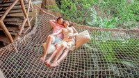 Seperti saat Shandy dan suami bersantai di jaring ditengah hutan dengan pemandangan menakjubkan. Dok. Instagram/shandyaulia