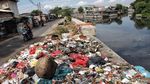 Jorok! Sampah Berserakan di Pinggir Jalan Cilincing
