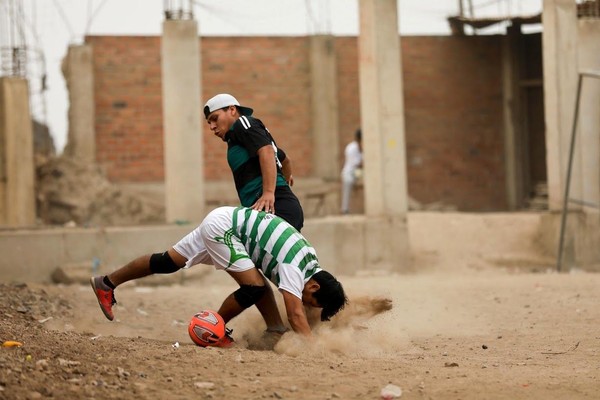 Lapangan ini dgunakan para laki-laki di setiap hari Minggu untuk bermain bola. Sedangkan di hari-hari lainnya lapangan ini digunakan oleh para kaum hawa. (Reuters/Mariana Bazo)