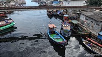 Melihat kehidupan para nelayan di Kampung Nelayan Cilincing ini pun juga menjadi destinasi wisata yang menarik. Wisatawan dapat melihat beraneka ragam kapal nelayan berwarna-warni dan melihat berbagai kegiatan nelayan mempersiapkan kapal untuk melaut.