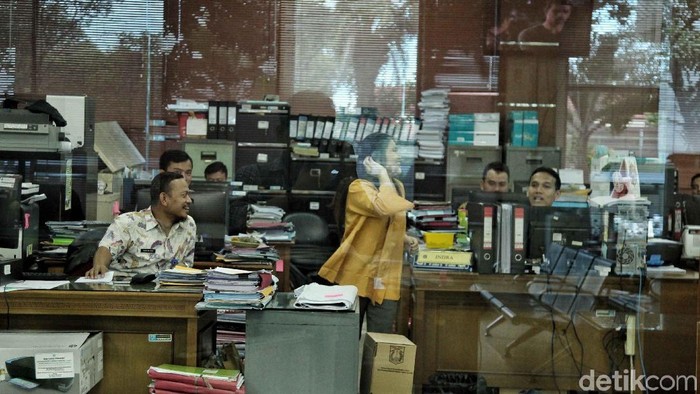 PNS DKI Jakarta mulai masuk kerja hari pertama setelah libur lebaran. Salah satunya PNS di Kantor Walikota Jakut yang mulai sibuk melayani warga.