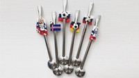 Sendok untuk mengaduk teh juga ada dengan bendera 32 negara (Instagram @konopatay)