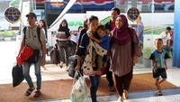 Sejumlah pemudik tiba di Terminal Terpadu Pulo Gebang, Jakarta, Kamis (21/6/2018).
