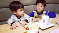 Nah ini dia putra Eriska, Mikhail Zayn Muhsin yang lagi menikmati minuman bersama saudaranya.  Foto: instagram @eriskarein