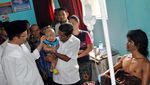 Mensos Sambangi Korban Keracunan Gas di Lombok