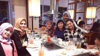 Kumpul bersama teman-temannya, Eriska memilih restoran Jepang buat memuaskan selera. Tapi tampaknya foto ini diambil setelah selesai makan nih.  Foto: instagram @eriskarein
