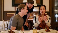Bertemu dengan bos Facebook, Mark Zuckerberg dan Priscilla, Pique terlihat sangat akrab sambil makan malam di Barcelona. Foto: Instagram @3gerardpique