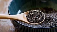 Selain mengandung serat, antioksidan dan lemak yang baik, biji chia juga bisa membantu menurunkan kadar gula darah. Olah jadi puding tanpa gula. Foto: Istock