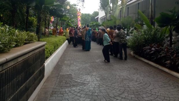 Halalbihalal juga diikuti oleh warga.