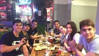 Bersama teman-temannya, Cio asyik mengobrol sambil makan malam bersama. Foto: Instagram @ciomanassero