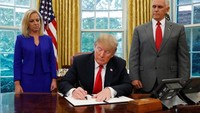 Trump menandatangani perintah eksekutif untuk menjaga orang tua dan anak-anak imigran tetap bersama. Istimewa/Leah Millis/Reuters.