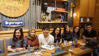 Berkumpul sambil menikmati pancake, dengan sesama artis cilik lainnya untuk membicarakan perkembangan lagu anak-anak. Foto: Instagram @ciomanassero