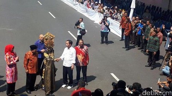 Sneakers putih menjadi tren di kalangan pecinta mode sejak 2014 hingga saat ini. Jokowi juga memilikinya, dari brand Adidas dengan seri Racer Lite EM, yang ia pakai saat lawatannya ke Jember Fashion Carnaval 2017. Foto: Dok. Detikcom