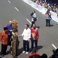 Sneakers putih menjadi tren di kalangan pecinta mode sejak 2014 hingga saat ini. Jokowi juga memilikinya, dari brand Adidas dengan seri Racer Lite EM, yang ia pakai saat lawatannya ke Jember Fashion Carnaval 2017. Foto: Dok. Detikcom