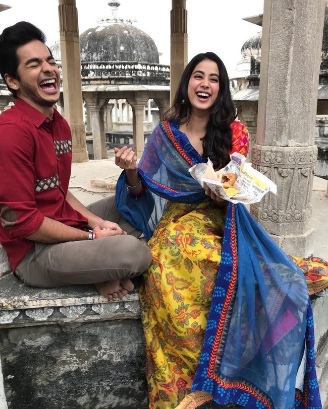 Saya menonton Sairat dengan ibu di rumah dan saya ingat memberitahunya, Saya harap ini adalah film debut saya dan agar saya dapat melakukan film seperti ini. Saya dan ibu saya melakukan diskusi besar tentang bagaimana dia menginginkan peran seperti ini untuk saya, ujar Jnahvi, seperti dikutip dari India.com. Foto: Instagram/@janhvikapoor