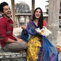Saya menonton Sairat dengan ibu di rumah dan saya ingat memberitahunya, Saya harap ini adalah film debut saya dan agar saya dapat melakukan film seperti ini. Saya dan ibu saya melakukan diskusi besar tentang bagaimana dia menginginkan peran seperti ini untuk saya, ujar Jnahvi, seperti dikutip dari India.com. Foto: Instagram/@janhvikapoor