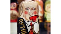 Presiden Rusia Vladimir Putin juga dibuat menjadi souvenir. Foto: dok. yaplakai.com