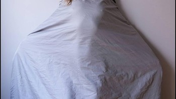 Lindsay kembali tampak dalam balutan sprei. Foto: Instagram/lsjourney