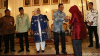Satu per satu pegawai Pemprov DKI Jakarta menyalami Anies dan Sandiaga.