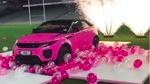 Pria Ini Lamar Kekasih dengan Range Rover Pink
