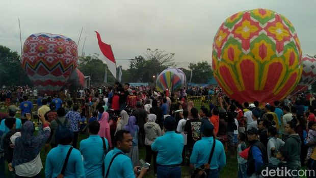 Festival balon udara tambat di Pekalongan.