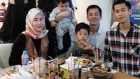 Bersama keluarganya, Eriska asyik kumpul sambil makan-makan. Di meja masih ada beberapa tusuk sate, kayaknya mereka makan di restoran spesialis sate. Foto: instagram @eriskarein