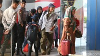 Sejumlah personel kepolisian tampak berjaga di sekitar terminal.