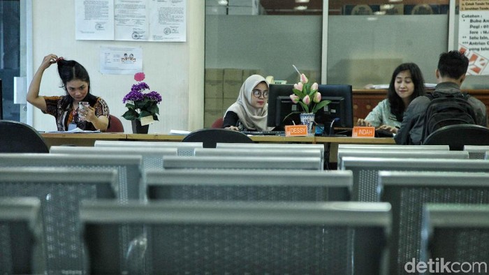 PNS DKI Jakarta mulai masuk kerja hari pertama setelah libur lebaran. Salah satunya PNS di Kantor Walikota Jakut yang mulai sibuk melayani warga.