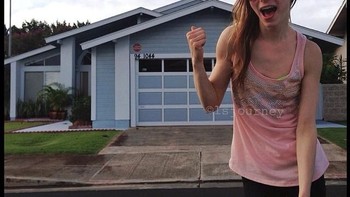 Lindsay tengah mengenakan kacamata hitam. Foto: Instagram/lsjourney