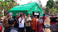 Selain memberikan bantuan kebutuhan dasar, Mensos juga menyerahkan buku tabungan pengganti yang terbakar, agar tetap bisa mencairkan kembali bansos PKH. Foto: dok. Mensos