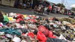 Jorok! Sampah Berserakan di Pinggir Jalan Cilincing