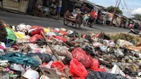 Persoalan Sampah di Utara Jakarta ini tak hanya menumpuk di kawasan pesisir Cilincing tetapi juga di pinggir jalan perumahan warga di daerah tersebut.