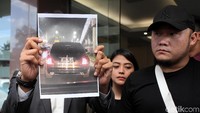 Febby Sagita selaku kuasa hukum Ronny menunjukkan foto yang diduga milik Herman Hery.