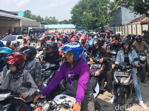 Pembayar Pajak Kendaraan Banjiri Samsat Mojokerto, Antrean Mengular