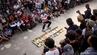 Anak muda bermain papan seluncur di taman skateboard di RPTRA Kalijodo, Jakarta Utara. Selain skateboard, terdapat 4 cabor baru di Olipimpiade Tokyo yakni karate, panjat tebing, selancar, dan baseball. (Rifkianto Nugroho/Detikcom)